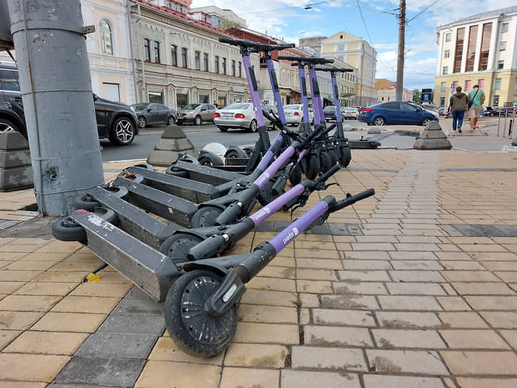 Электросамокаты, расставленные по всему городу, повалил ветер