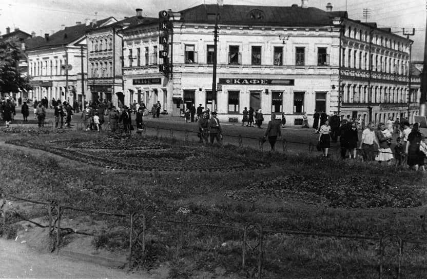 Перекресток улиц Большой Покровской и Пискунова. 1930-е годы