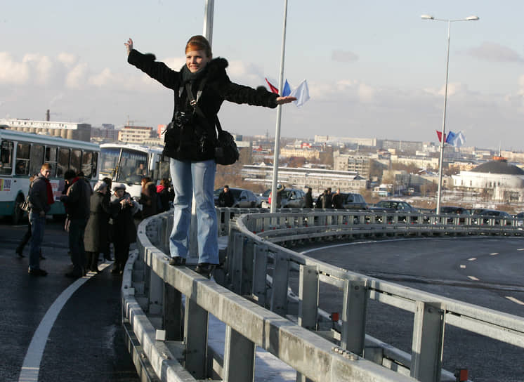 4 ноября 2009 года было запущено автомобильное движение. В первых автобусах по мосту проехали чиновники, строители и журналисты