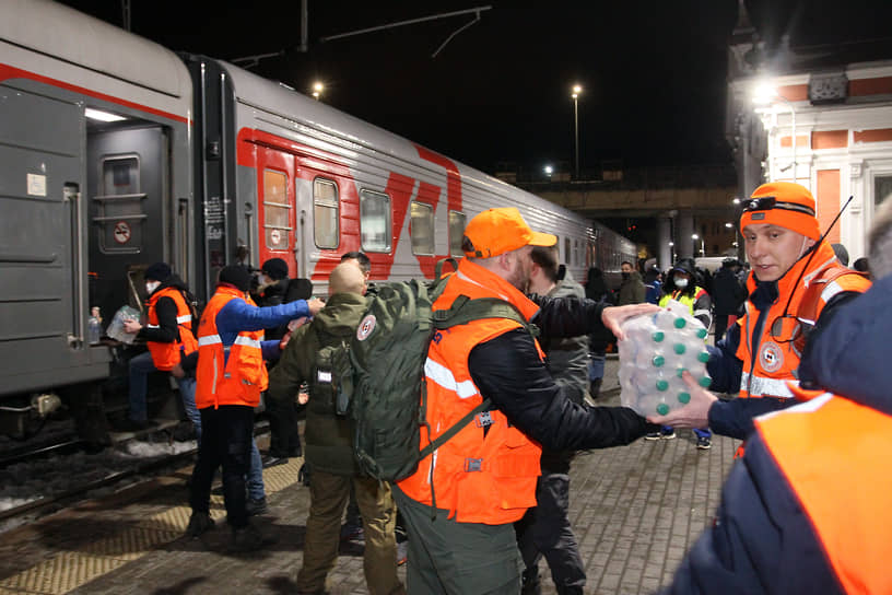 Встреча беженцев с Донбасса не обошлась без помощи волонтеров