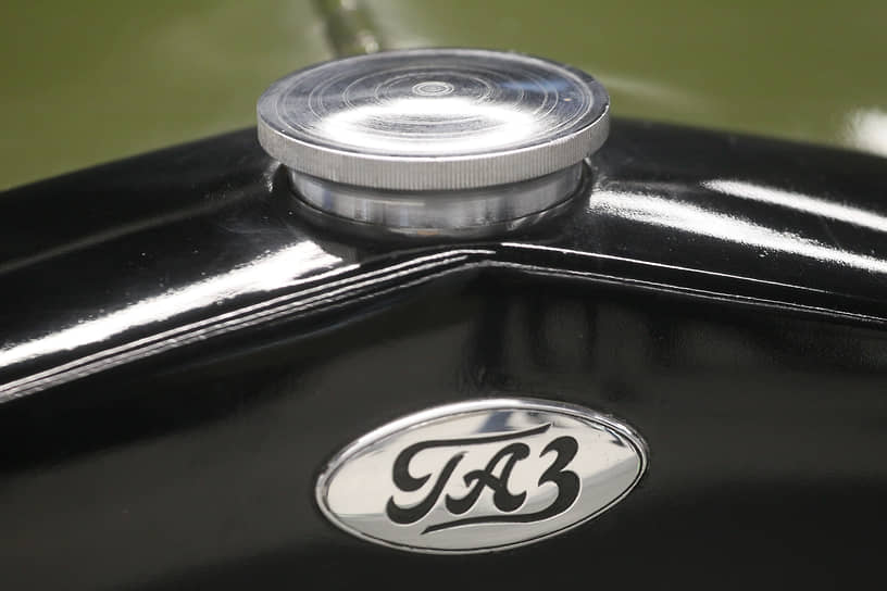 Фирменная символика первых автомобилей была незамысловатой и напоминала фордовский логотип