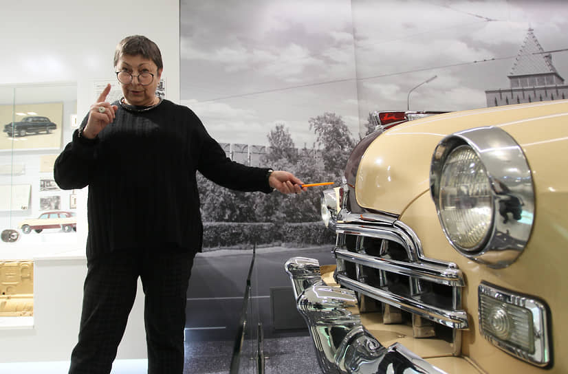 Богатством экспозиции музей во многом обязан своему директору Наталье Колесниковой. На снимке она с гордостью показывает еще один культовый автомобиль ЗиМ