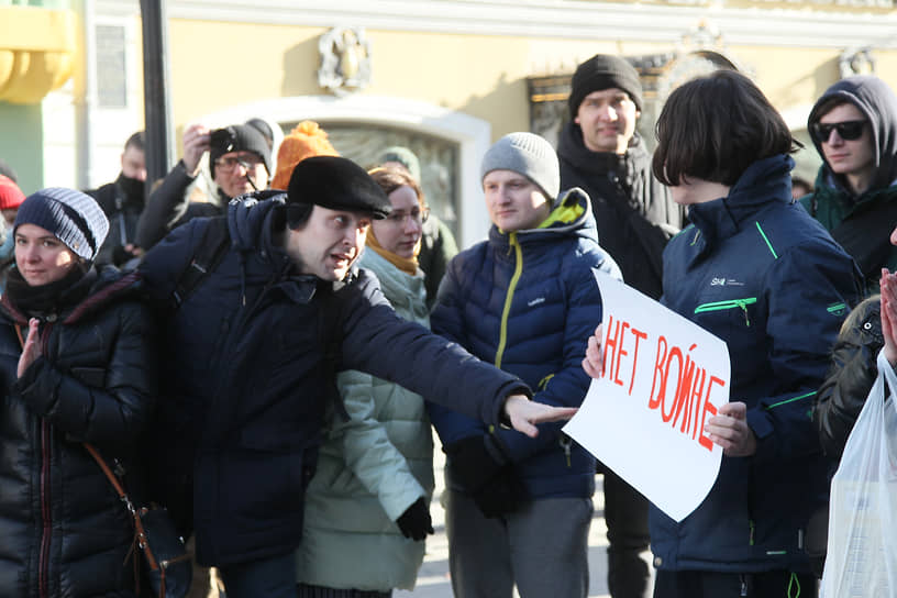 6 марта, Нижний Новгород. Участники акции протеста на Большой Покровской улице с плакатом