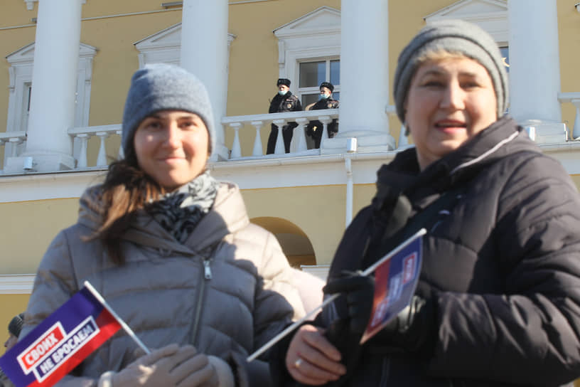 18 марта, Нижний Новгород. Полицейские наблюдают за митингом по случаю годовщины присоединения Крыма 