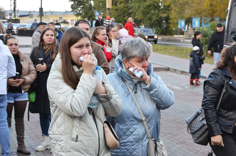 5 октября, Дзержинск. Женщины провожают мобилизованных мужей на призывном участке