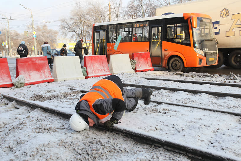 3 декабря, Нижний Новгород. Рабочий осматривает трамвайные пути во время их замены на улице Коминтерна