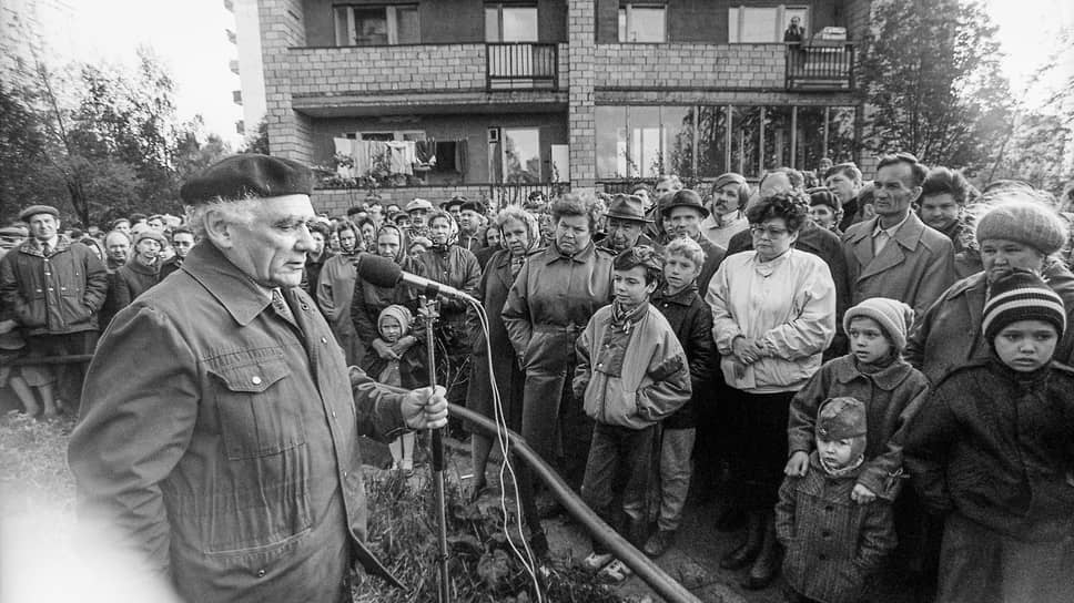 На митинге после открытия доски выступает участник атомного проекта Виктор Адамский, работавший под руководством Андрея Сахарова в КБ-11 закрытого Арзамаса-16 (Саров)