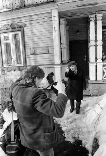 В Сарове коттедж, где когда-то жил Андрей Сахаров, тоже стал памятником. Один из сотрудников академика доктор физико-математических наук Юрий Романов позирует норвежскому фотографу у памятной таблички