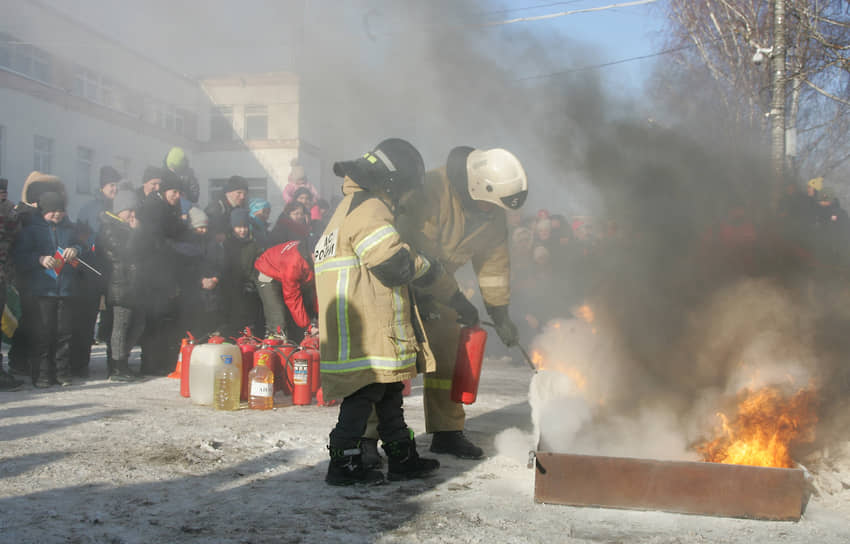 Любой желающий мог надеть полную экипировку пожарного и под чутким руководством инструктора затушить учебный огонь