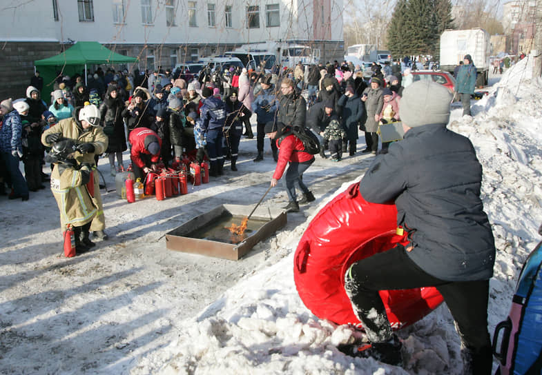 Пожарные привлекали не меньшее внимание публики, чем правоохранители