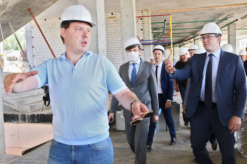 Директор концессионной компании «Просвещение» Отто Сопроненко (на снимке слева), министр образования Сергей Кравцов (в центре) и губернатор Глеб Никитин на стройплощадке весной 2021 года