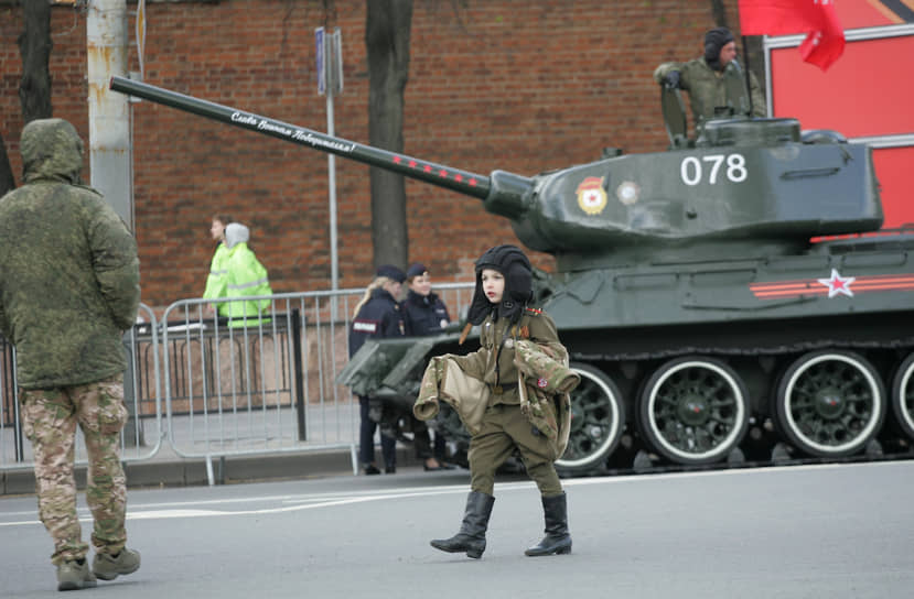 Школьник, одетый в униформу танкиста времен Великой отечественной войны у танка Т-34
