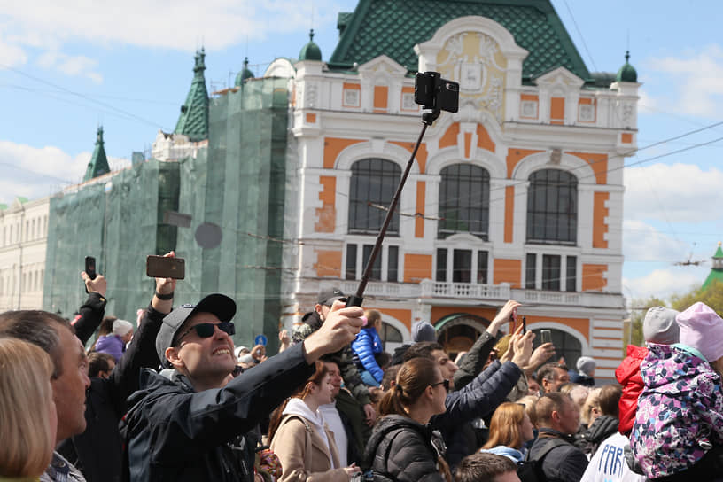 Военный парад в честь 78-й годовщины победы состоялся на главной городской площади. Зрители снимают действие смартфонами