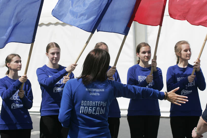 Волонтеры победы репетируют шествие со знаменами