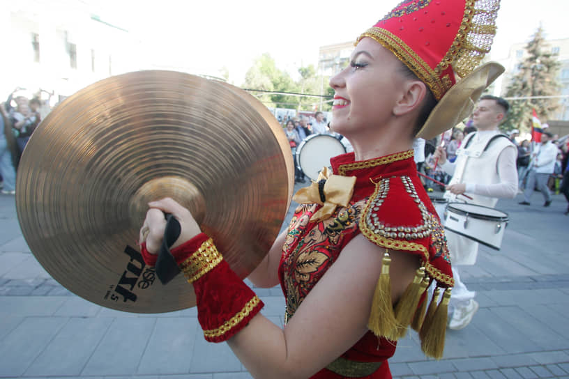 Участница женского барабанного ансамбля во время праздничного шествия