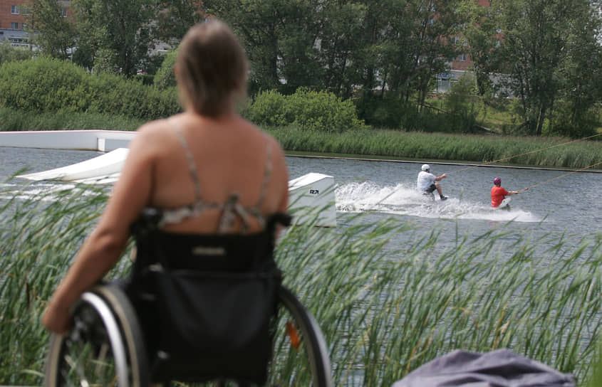 Инвалиды-колясочники наблюдают за показательными выступлениями