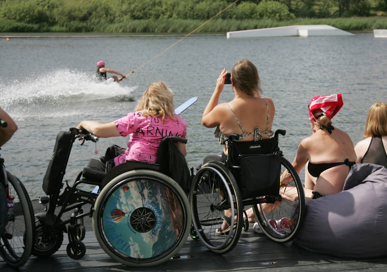 Инвалиды-колясочники наблюдают за показательным заплывом
