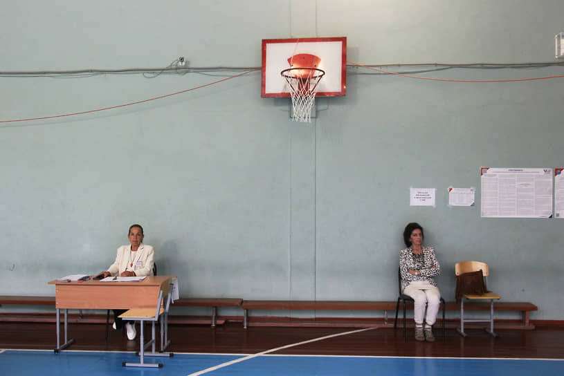 Работа наблюдателей на избирательном участке в спортзале школы №35