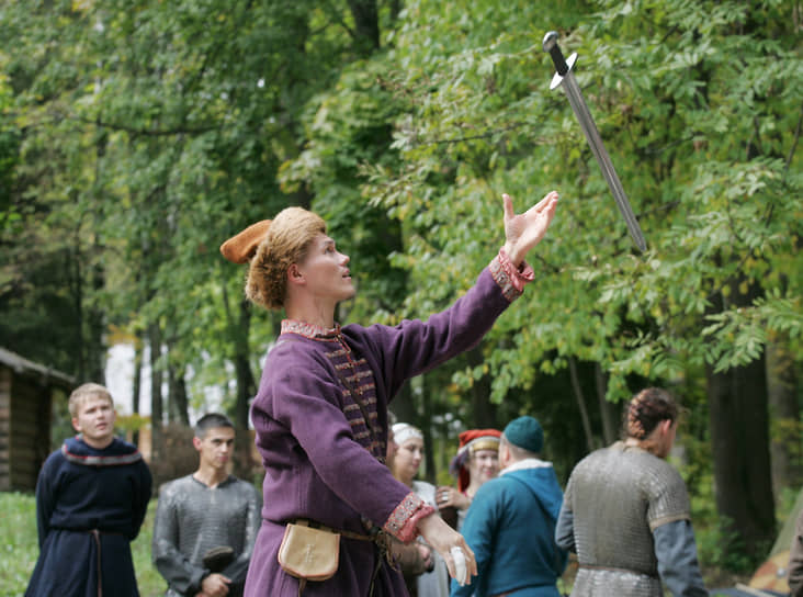 Участник фестиваля жонглирует мечом