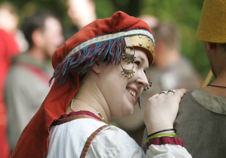 Дама в средневековом наряде
