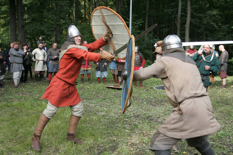 Бой на средневековых мечах