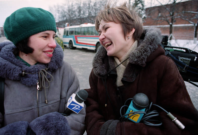 Корреспонденты нижегородских телекомпаний Ирина Китаева и Марина Старостина в перерыве съемок