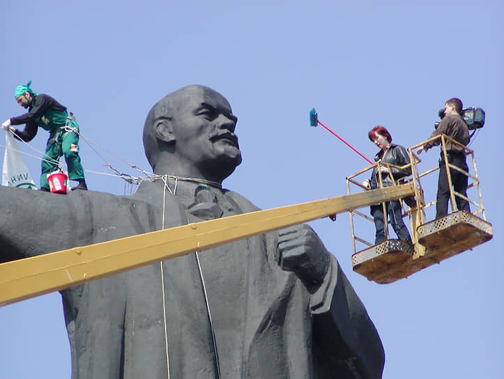 Съемочная группа телестанции &quot;Сети-НН&quot; у памятника Ленину во время его очистки