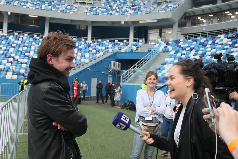 Корреспондент ННТВ берет интервью у актера Александра Петрова