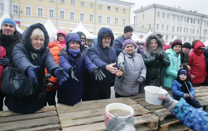 Раздача бесплатного супа во время праздника на площади Минина и Пожарского