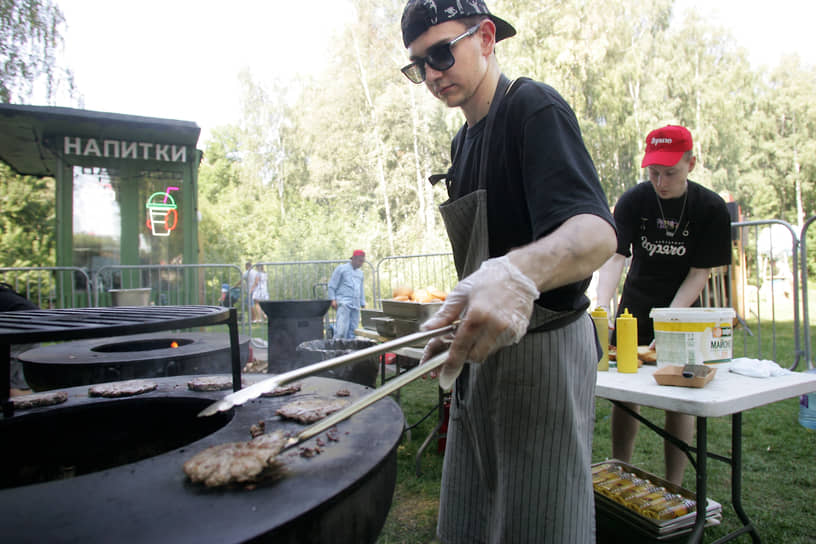 Повар готовит котлеты для гамбургеров в парке Швейцария