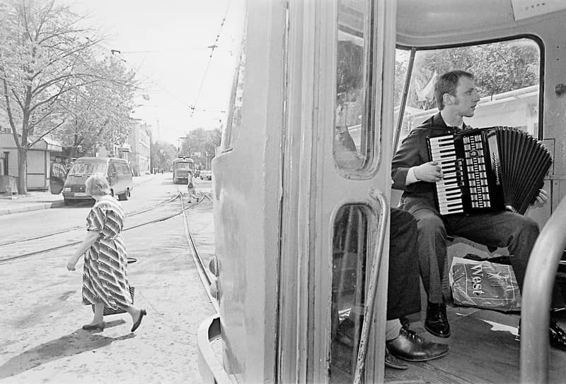 Май 1999 года. Мужчина с баяном едет в трамвае маршрута №2