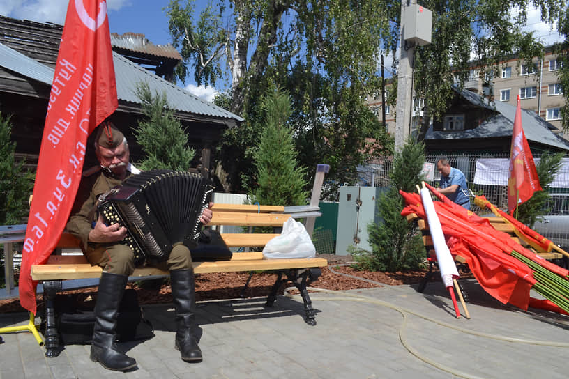 Открытие памятника Сталину. Пенсионер в униформе РККА играет на баяне