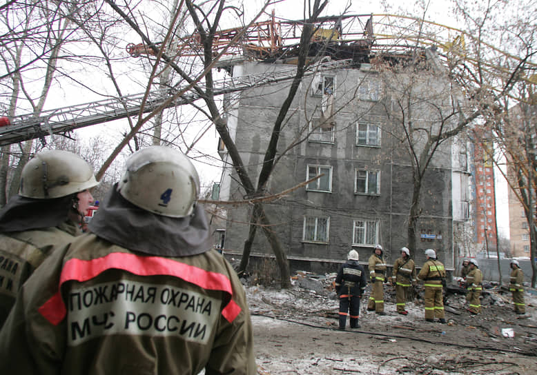 Работа спасательных служб на месте падения башенного крана на жилой дом