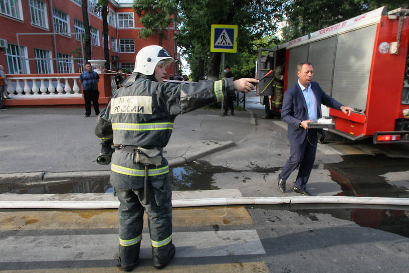 Сотрудник МЧС России координирует службы во время ликвидации пожара