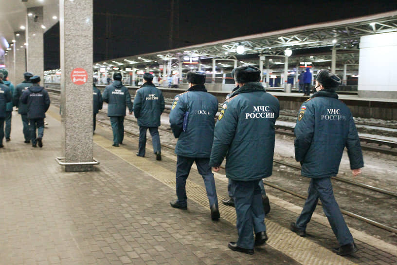 Сотрудники МЧС встречают эвакуационный поезд из Таганрога