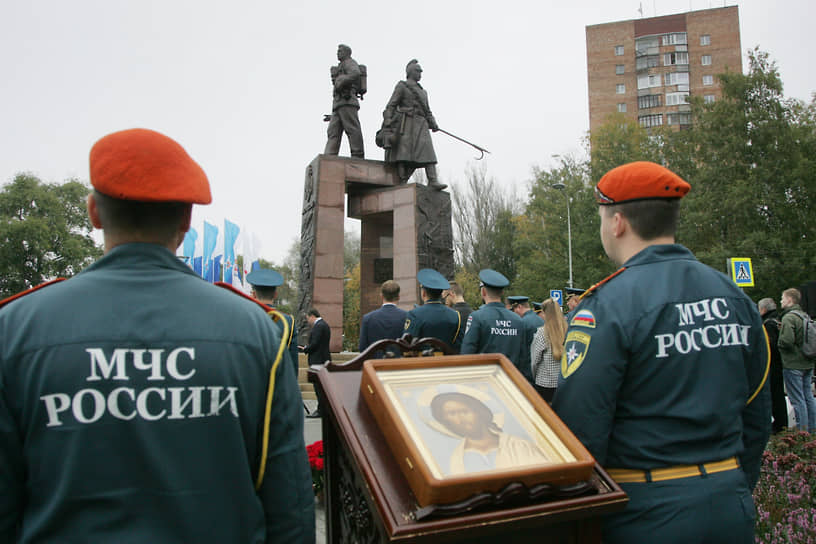 Церемония открытия памятника нижегородским спасателям