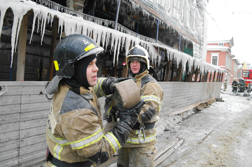 Пожарные сворачивают рукава после ликвидации возгорания в доме купца Котельникова на Ильинской улице