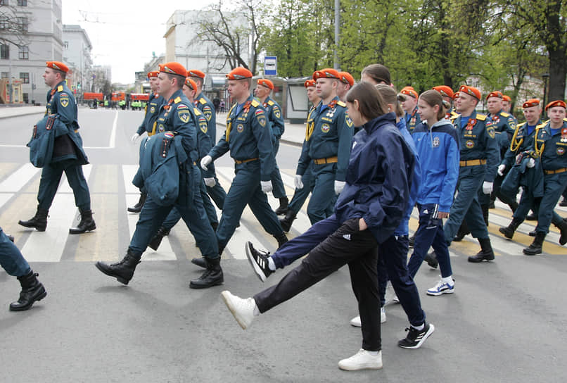 Нижегородские кадеты и их подруги во время репетиции военного парада в честь Дня Победы