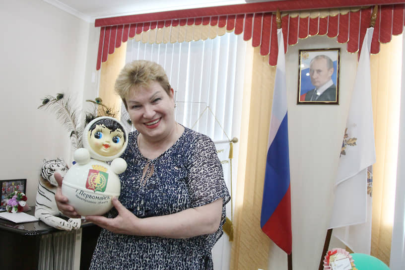 Глава городского округа Первомайск Елена Лебеднова в своем рабочем кабинете