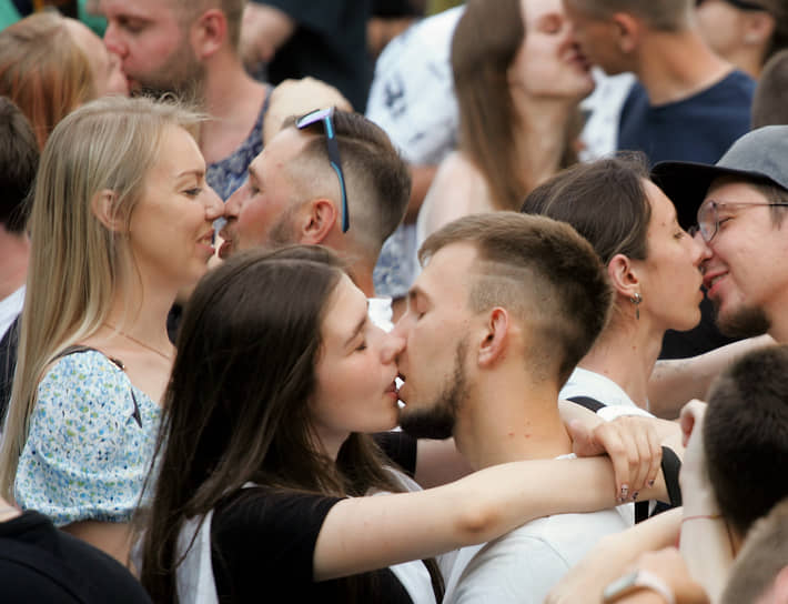 Флешмоб &quot;Самый массовый поцелуй&quot; в честь Дня семьи, любви и верности в парке &quot;Швейцария&quot;