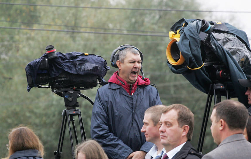 Телеоператор в ожидании начала церемонии открытия памятника нижегородским спасателям