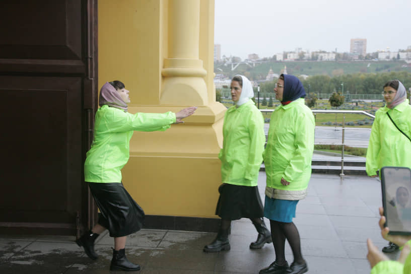 Построение волонтеров перед встречей ковчега с мощами Георгия Победоносца в храме Александра Невского