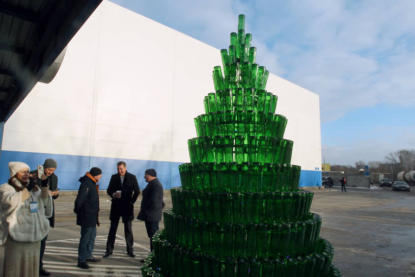 Новогодняя елка из бутылок у входа в компанию &quot;Исток&quot;, перерабатывающей стеклянные отходы