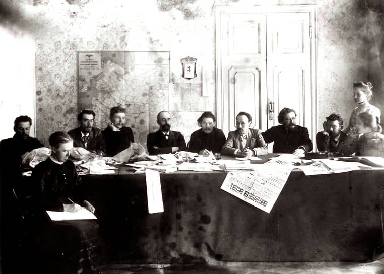 Журналист Максим Горький (в центре) в редакции газеты «Нижегородский листок»