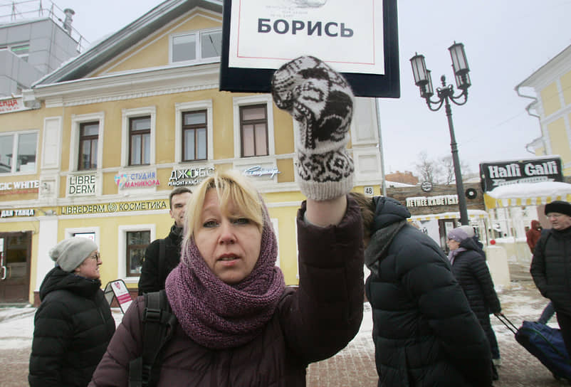 Журналист Ирина Славина во время шествия в память Бориса Немцова