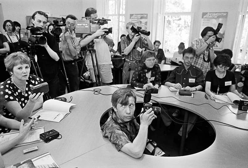 Нижегородские журналисты во время пресс-конференции организаторов «Музыкального супертура». В центре — фоторепортер Андрей Забродин 