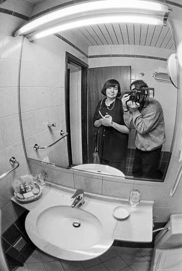 Журналист Анна Вингурт в ванной президентского люкса отеля «Волна»