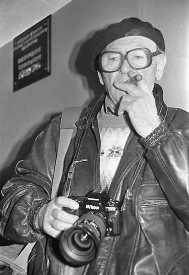 Фотожурналист Иосиф Соборовер курит сигару в коридоре редакции