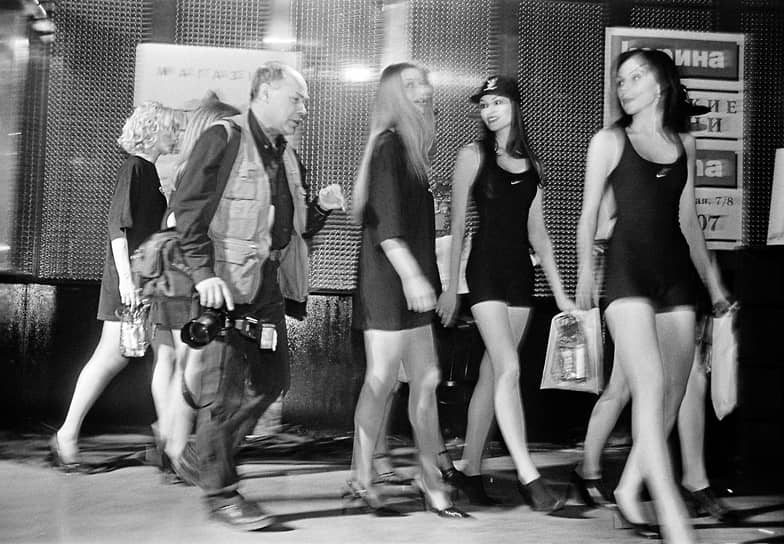 Собственный корреспондент агентства Фото «ИТАР-ТАСС» Николай Мошков во время шоу Playboy в ночном клубе «Рокко»