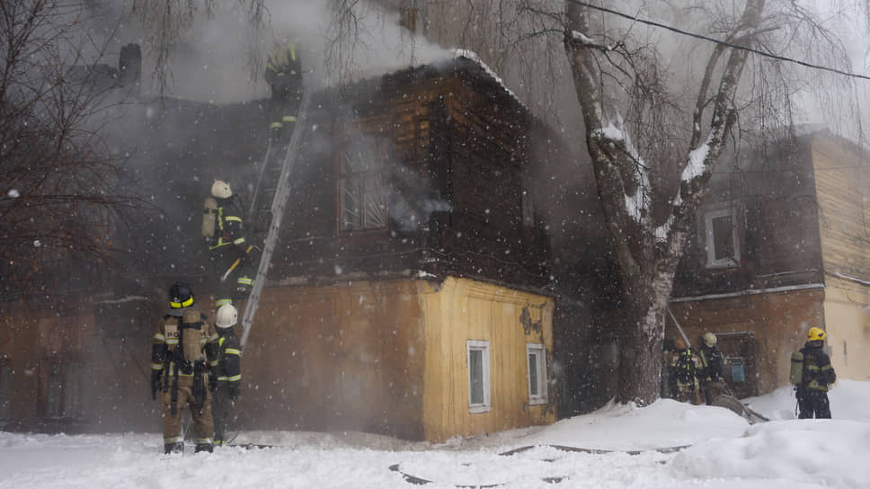 Пожарные тушат исторический дом в центре Нижнего Новгорода на пересечении улиц Звездинка и Алексеевская